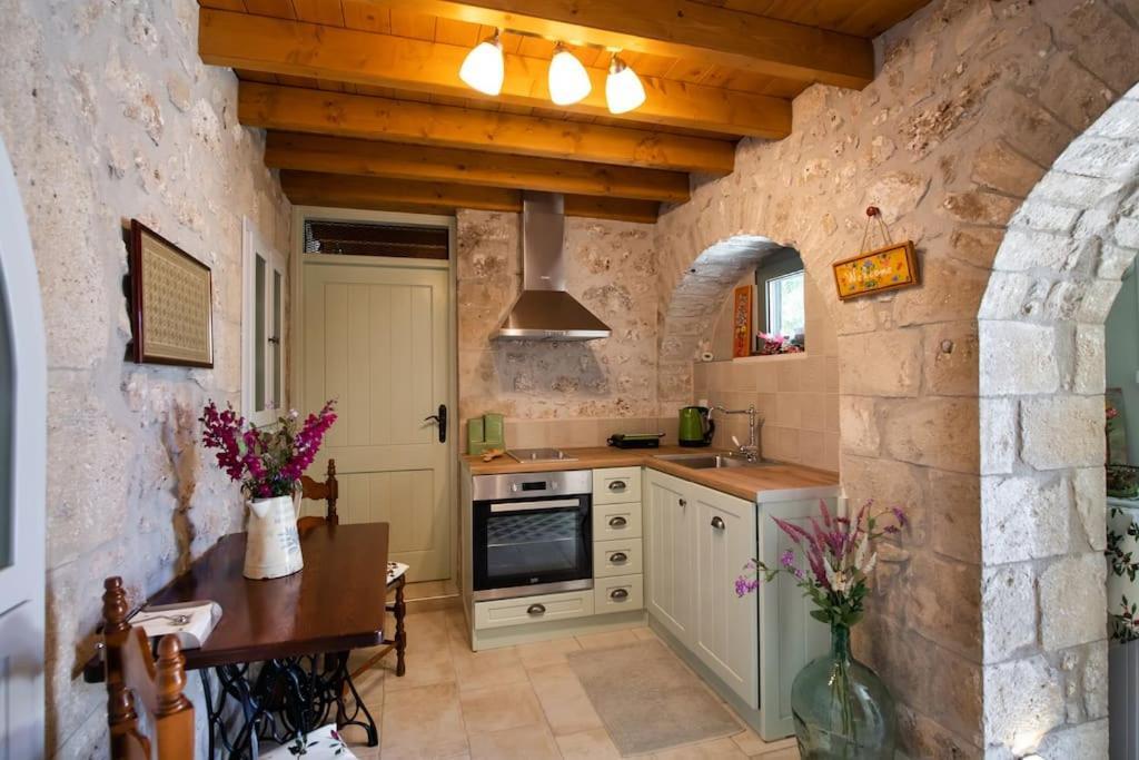 La Casa Di Bella A Tradional Stone House With Barbecue Villa Kariá Eksteriør bilde
